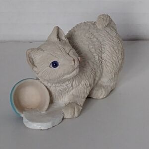 Sandicast White Cat Kitty Blue Eyes Spilled Milk Tongue Figurine Sandra Brue